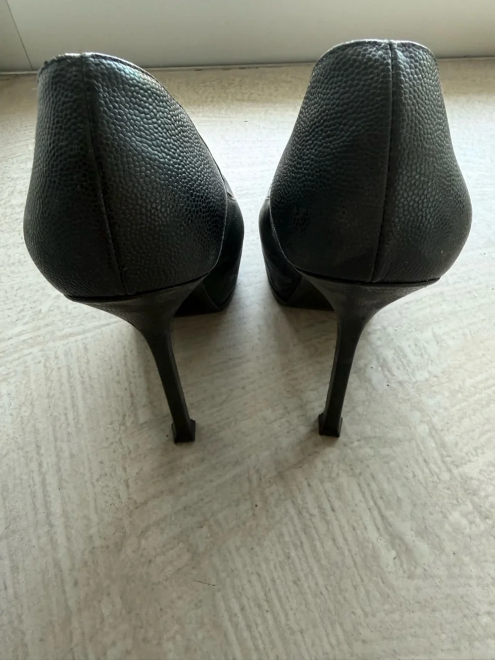 Saint Laurent Black Leather Tribute Pump - Picture 4 of 6